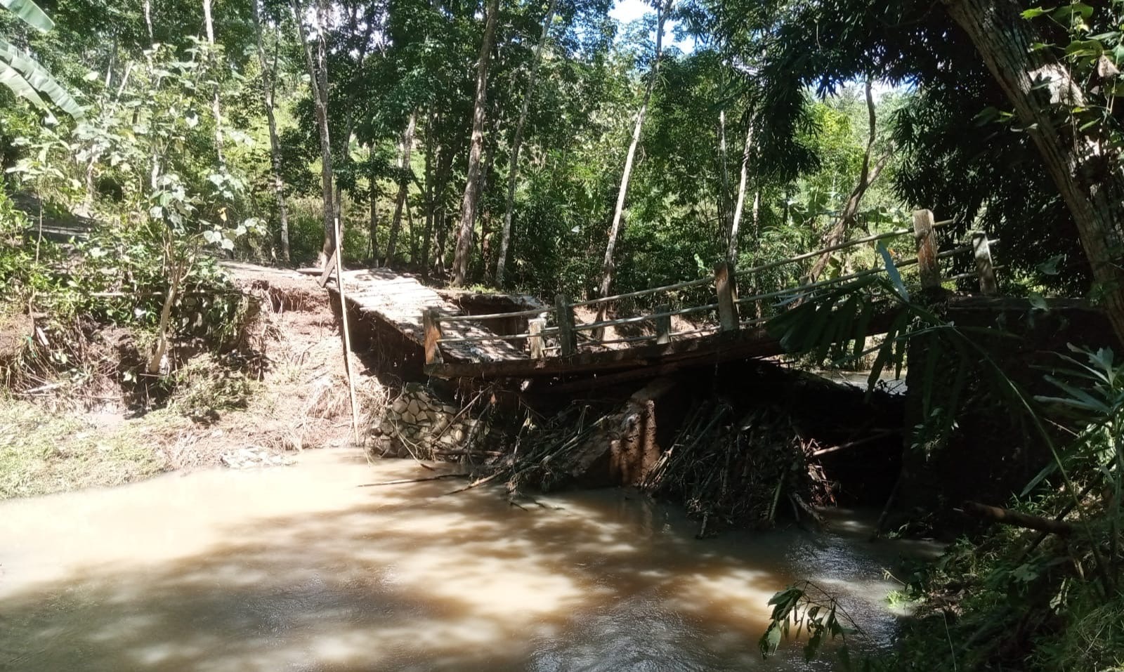 Jembatan Putus, 109 KK Desa Sukabanjar Gedongtataan Terisolir
