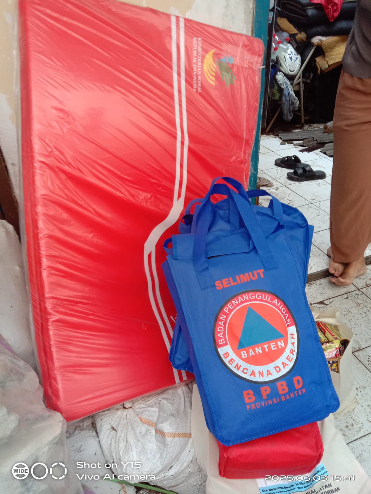 Wali Kota dan Wakil Wali Kota Tangsel Salurkan Bantuan bagi Fakir Miskin Terdampak Banjir