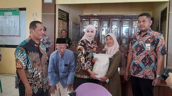 Bupati Kendal Salurkan 90 Ton Beras kepada Warga Terdampak Banjir