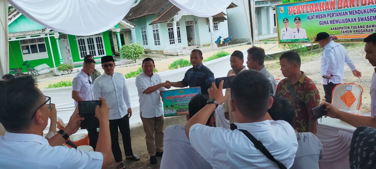 Bupati Tubaba Serahkan Bantuan Alsintan Aspirasi Anggota Komisi IV DPR RI