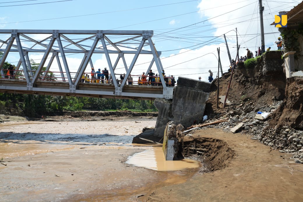 Dampingi Wapres Gibran Tinjau Banjir Sukabumi, Wamen PU: Percepat Pengerukan Sedimen Sungai Cipalabuan dan Penggantian Jembatan Cidadap