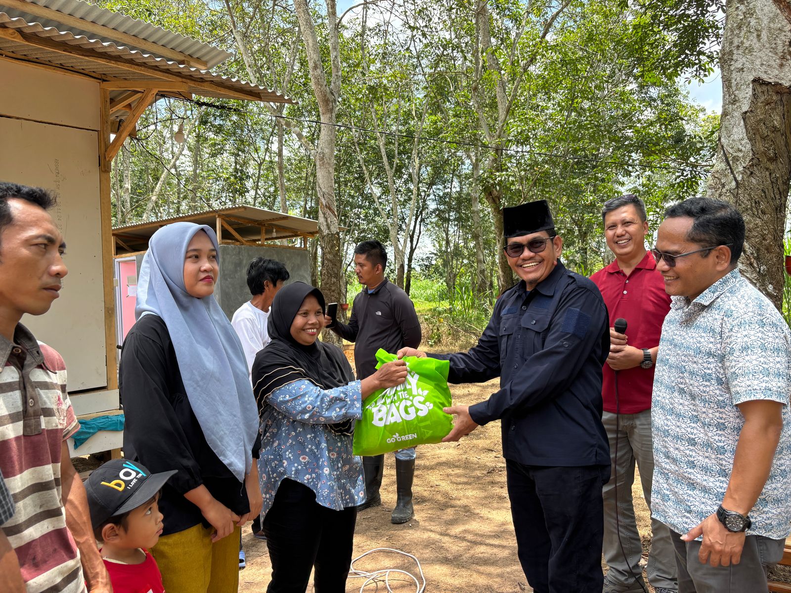 Sambil Nyangking Sembako, Tuhu Bangun Challenge Target Produksi Kebun Bergen
