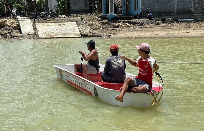 USM Sediakan Perahu Penyeberangan Darurat bagi Warga Mintreng Grobogan yang Terisolasi Akibat Banjir