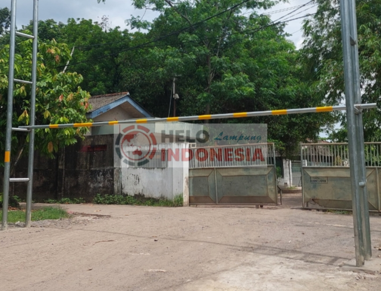 Truk Semen Rusak Jalan, Pemkot Portal Jalan depan Kecamatan Bumi Waras