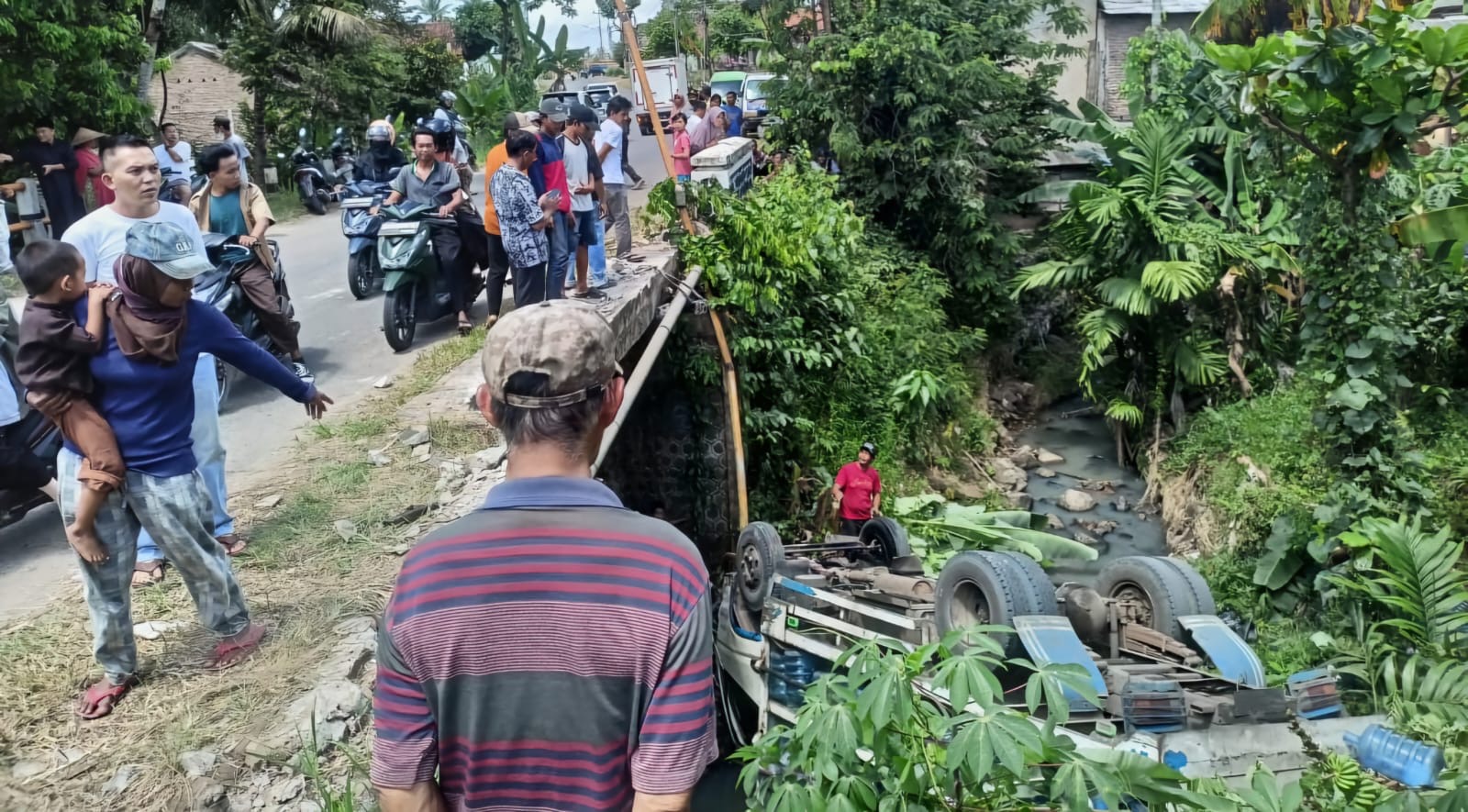 Ngebut Tak Terkendali, Truk Galon Air Mineral Terjun ke Sungai di Gedongtataan