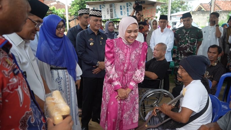 Safari Ramadan di Kota Metro, Ketua TP PKK Prov Lampung Purnama Wulan Sari Mirza, Serahkan Bantuan Sembako, Mesin Jahit, dan Alat Bantu Disabilitas