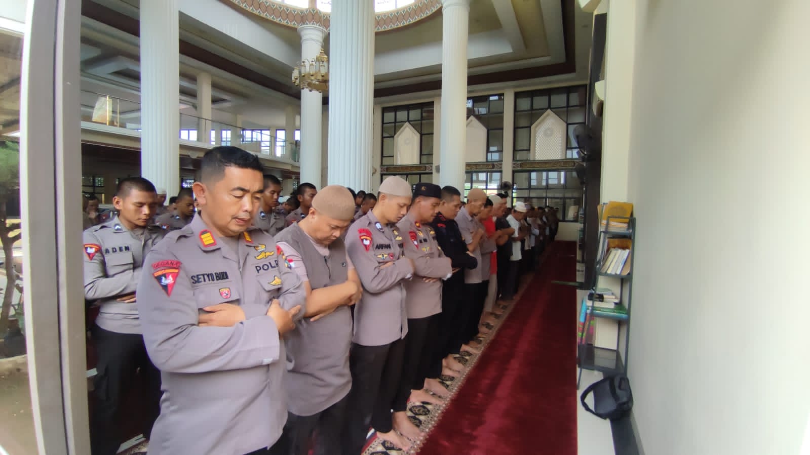 Brimob dan Masyarakat Salat Gaib Gugurnya 3 Bhayangkara