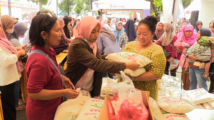Pemkab Rembang Gelar Pasar Murah, Komoditas Pokok Ludes Diborong Warga