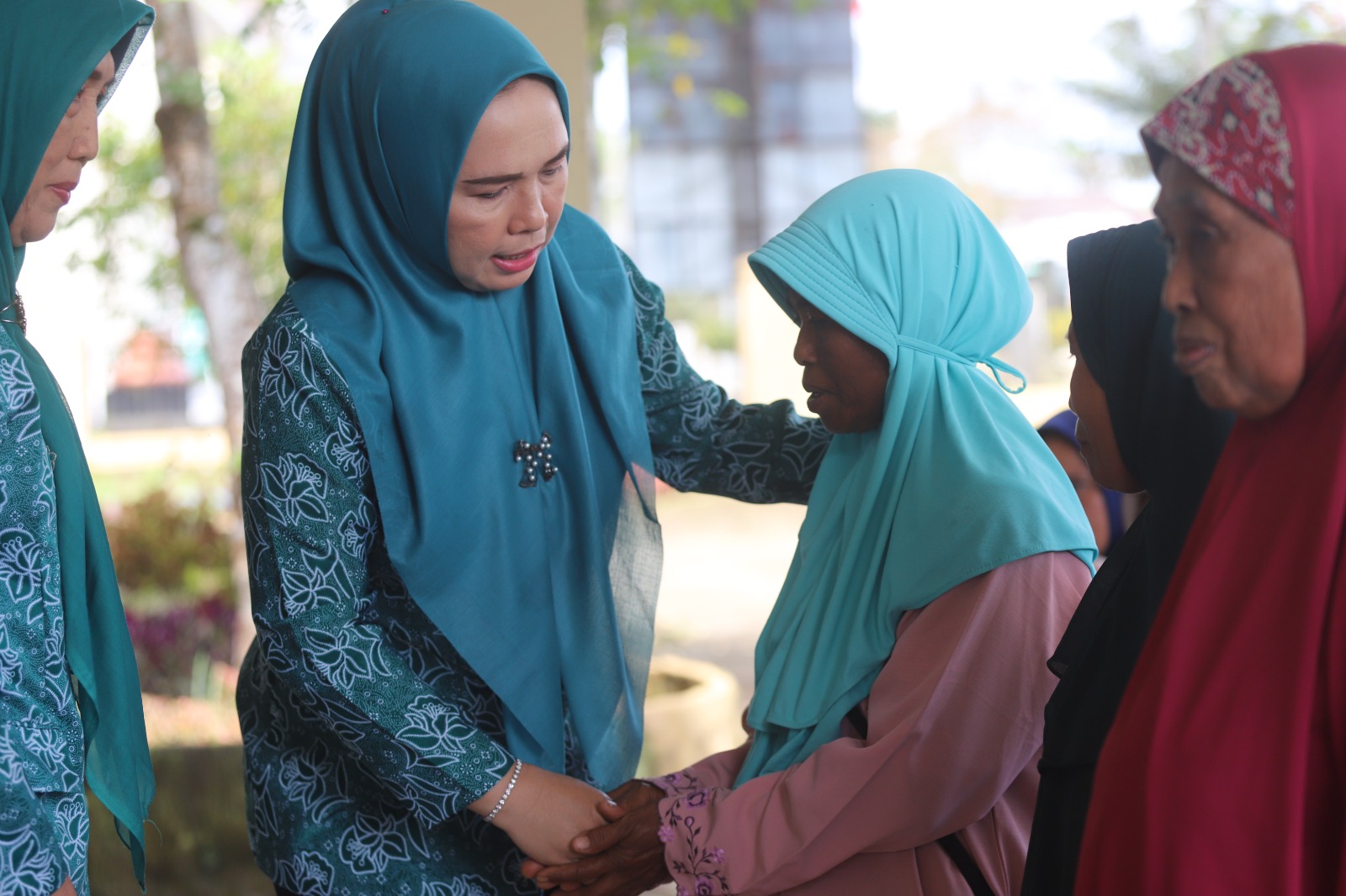 Peringati HKG dan HUT Provinsi Lampung TP PKK Lambar Bagikan Sembako dan Takjil