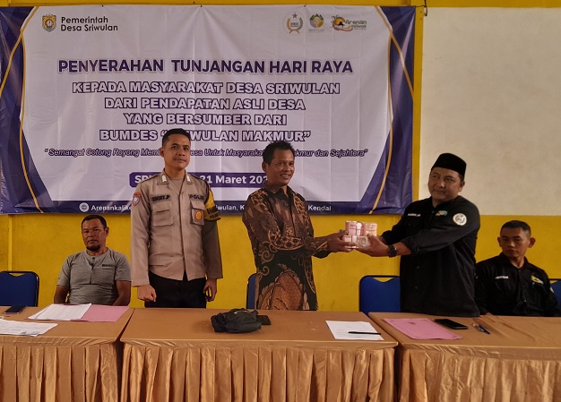 Mantap! Pemdes Sriwulan Kendal Serahkan THR untuk Warga, Wisata Kalikesek Jadi Penyumbang Terbesar