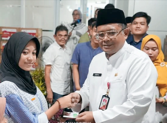 Wawalkot Jakpus H.Iqbal Akbarudin Secara Simbolis Menyerahkan Santunan Untuk Anak Yatim Piatu