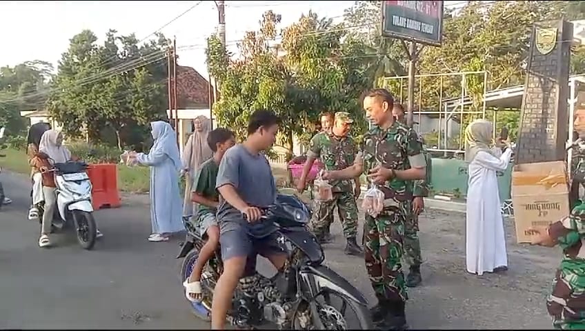 Wujud Nyata Kepedulian Kepada Masyarakat, Koramil 412-01 TBT Berbagi Takjil