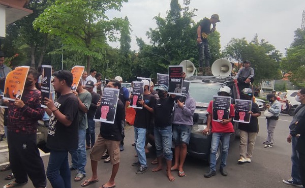 Demo jual beli jabatan Bupati Sidoarjo 