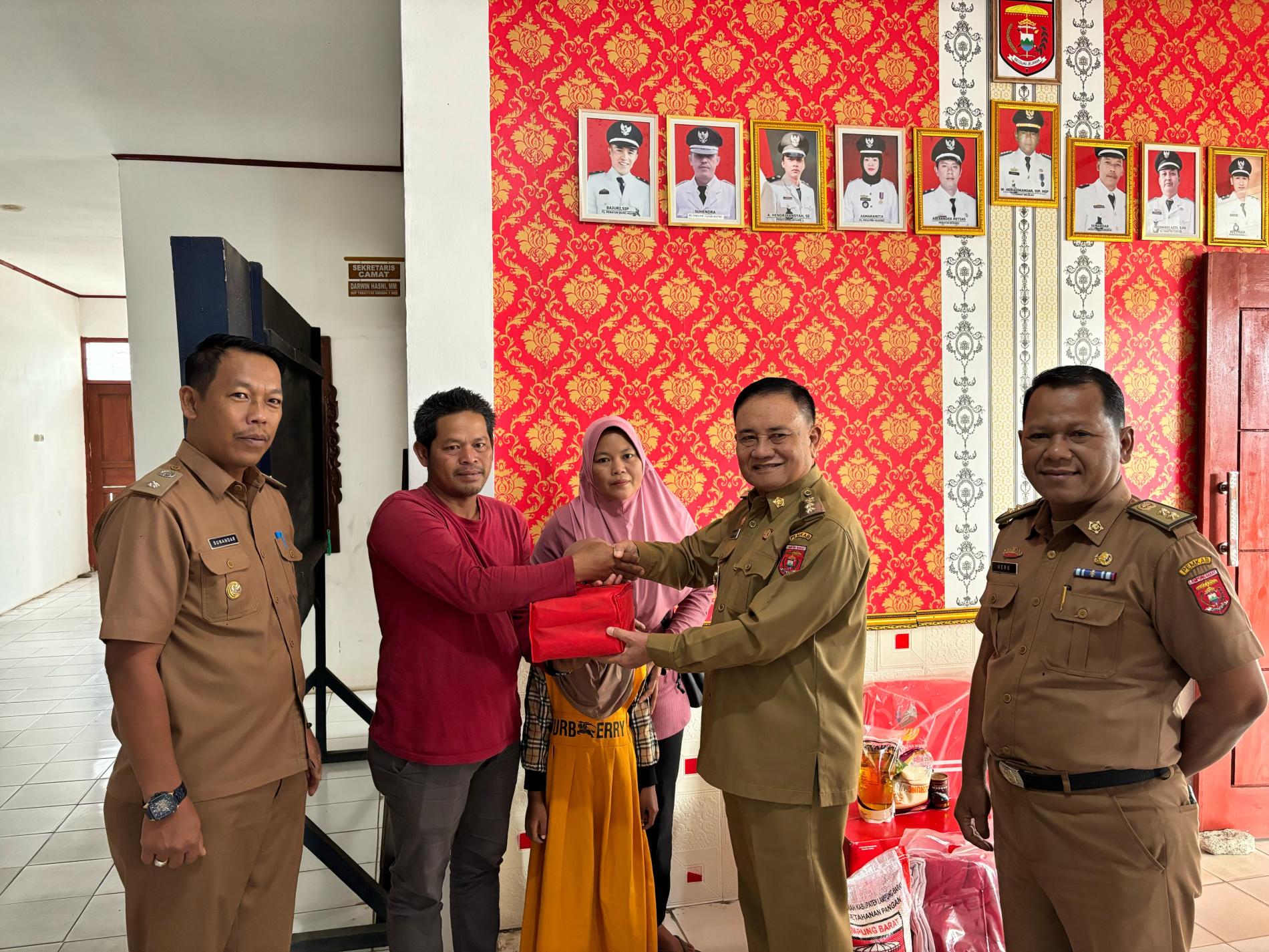 Wakil Bupati Lambar Salurkan Bantuan Untuk Korban Kebakaran di Pekon Serungkuk
