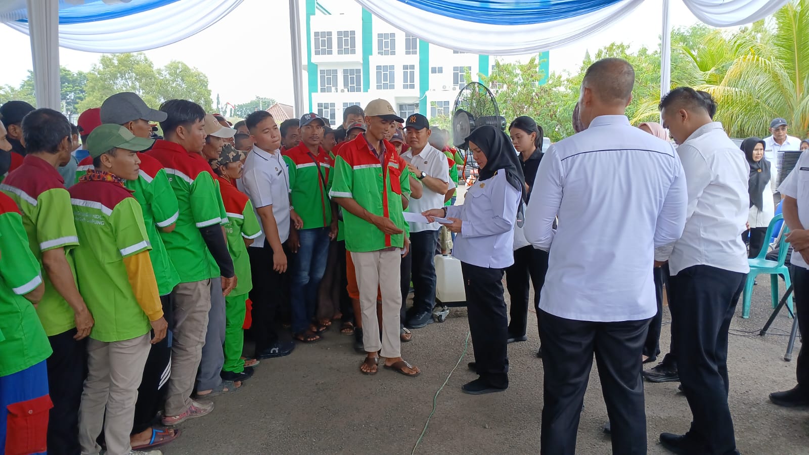 Walikota Eva Salurkan Beras Baznas dan Uang bagi 800 Tenaga Kebersihan Lingkungan Hidup