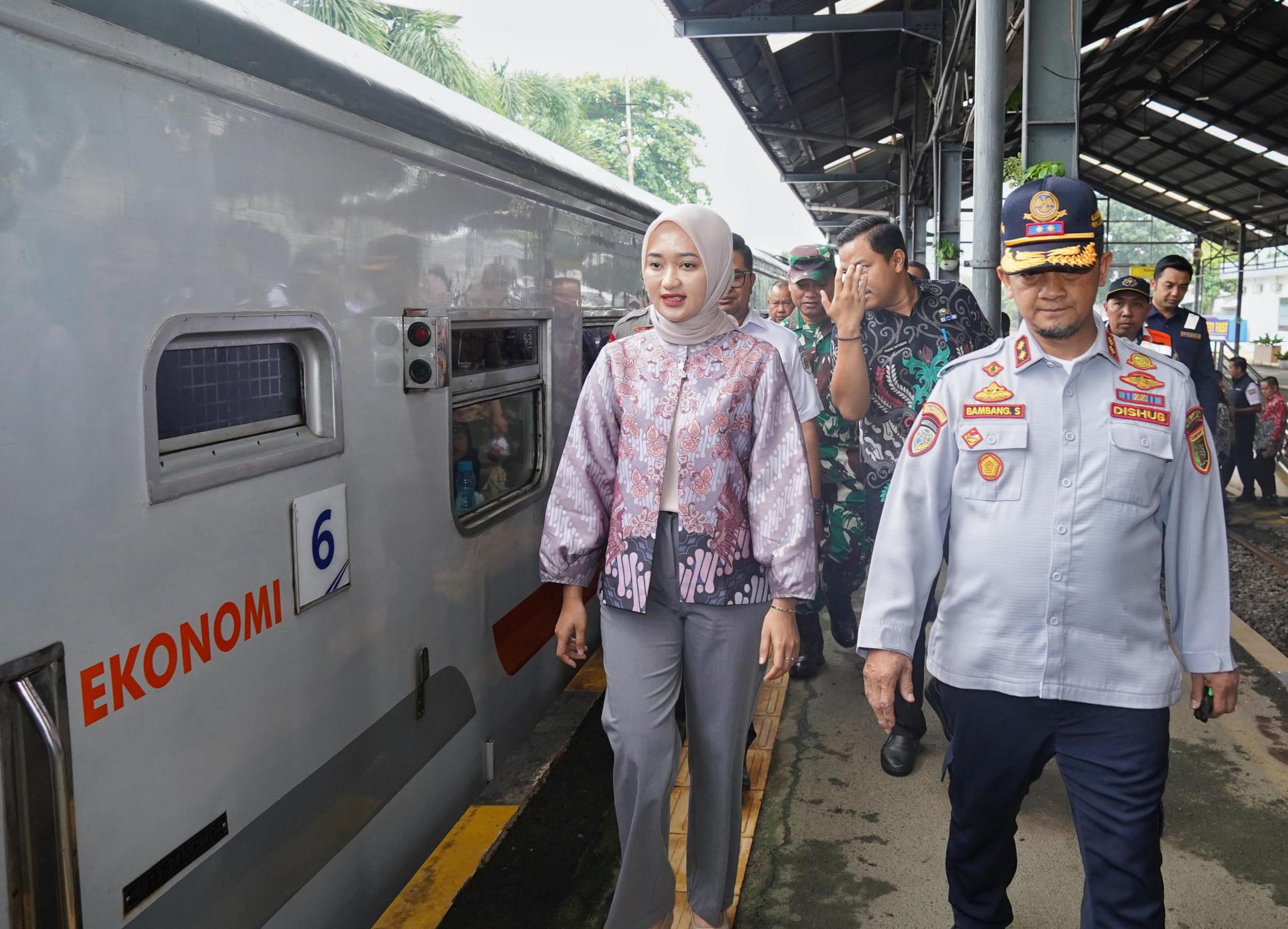 Wagub Jihan Lepas Mudik Gratis, 1.700 Pemudik Berangkat dengan Kereta Api