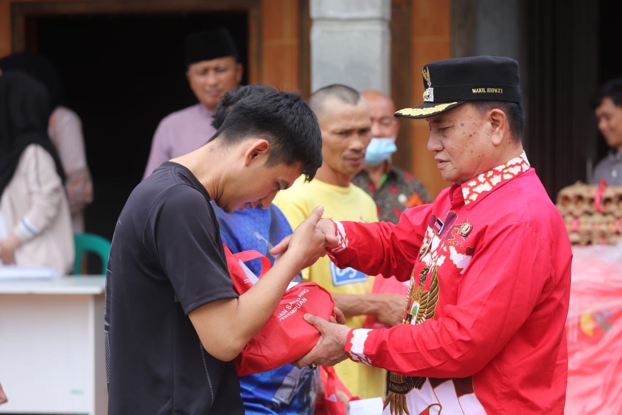 Pasca Kebakaran, Wakil Bupati Lambar Sambangi Korban dan Berikan Bantuan