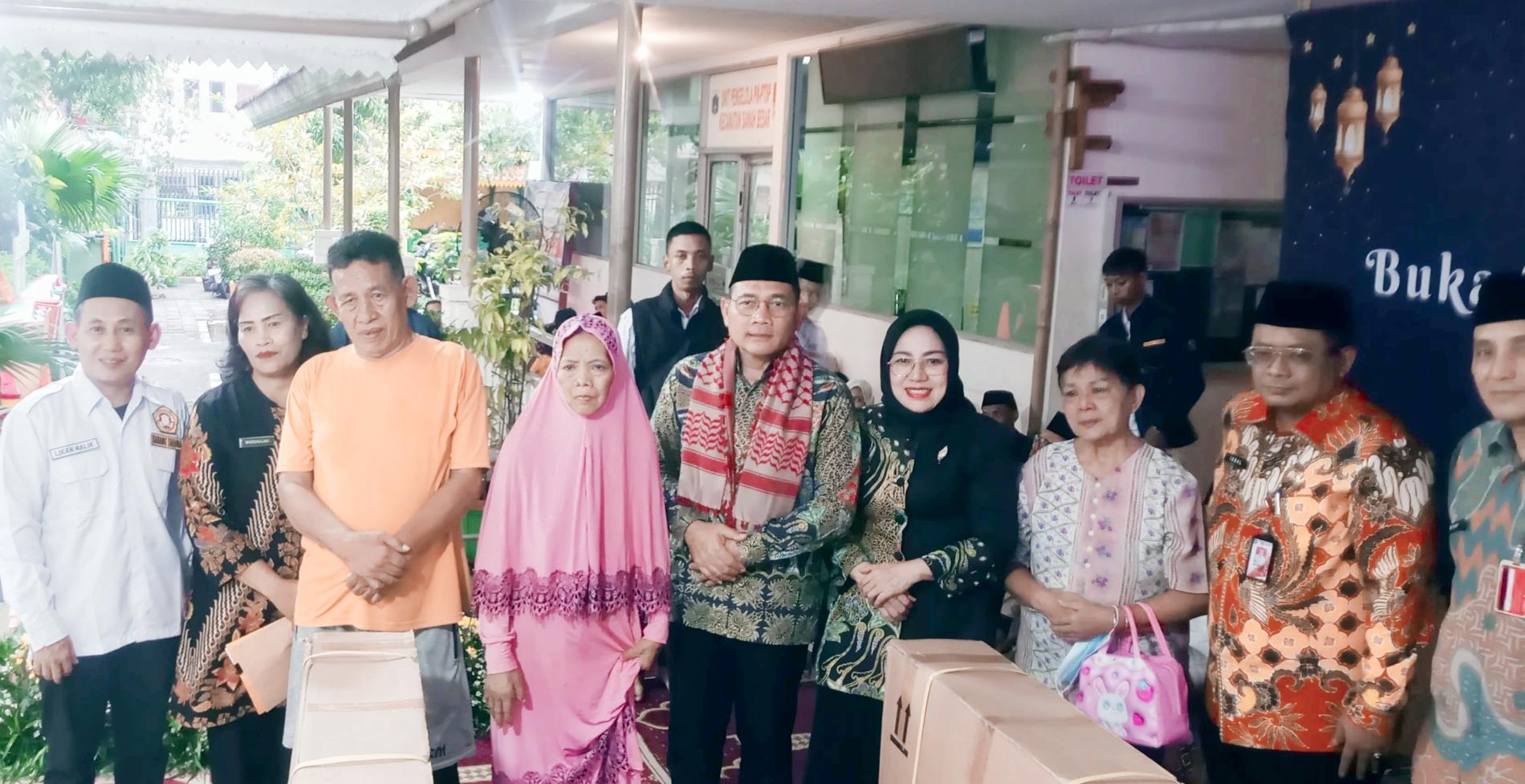 Berfoto Bersama