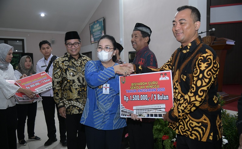 Wujudkan Janji Kampanye, Agustina Serahkan Bisyaroh kepada 6.572 Warga Istimewa