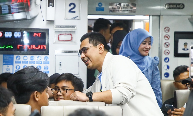 Di Gerbong Kereta Api, Taj Yasin Membersamai Ratusan Pemudik dari Jakarta ke Semarang