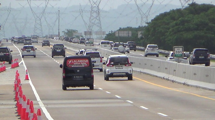 Pemudik Mulai Padati Jalan Tol Weleri - Semarang