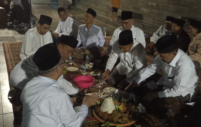 Shalat Tarawih Berakhir, Jemaah MAJT Bergembira Bareng Menikmati Nasi Tumpeng