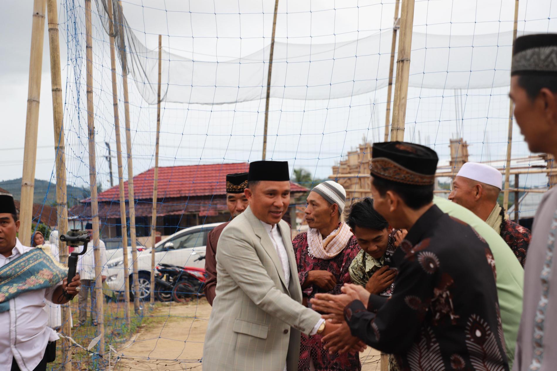 Parosil Mabsus Shalat Idul Fitri di Pelataran SDN Tanjung Raya Way Tenong