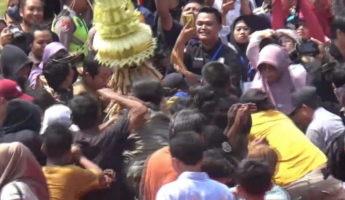 Dua Gunungan Kupat Lepet Ludes Diserbu Warga yang Ngalap Berkah di Pantai Kartini