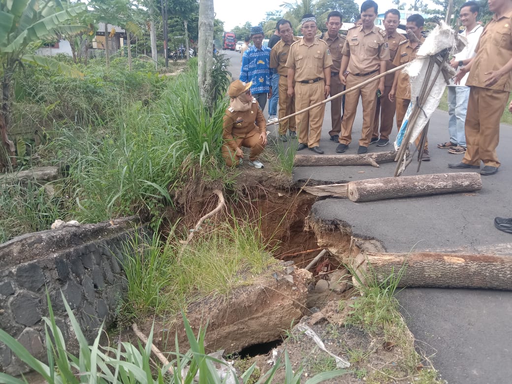 Bupati Ela Tinjau Jalan dan Jembatan Rusak Di Sejumlah Tempat Kabupaten Lamtim