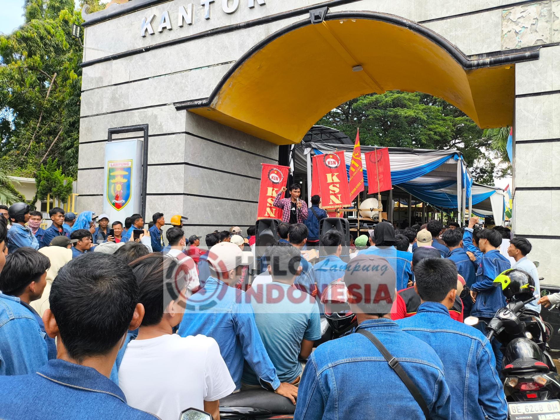 Perusahaan Tak Tanggung Jawab, 300 Pekerja PT San Xiong Steel Demo ke Pemprov Lampung