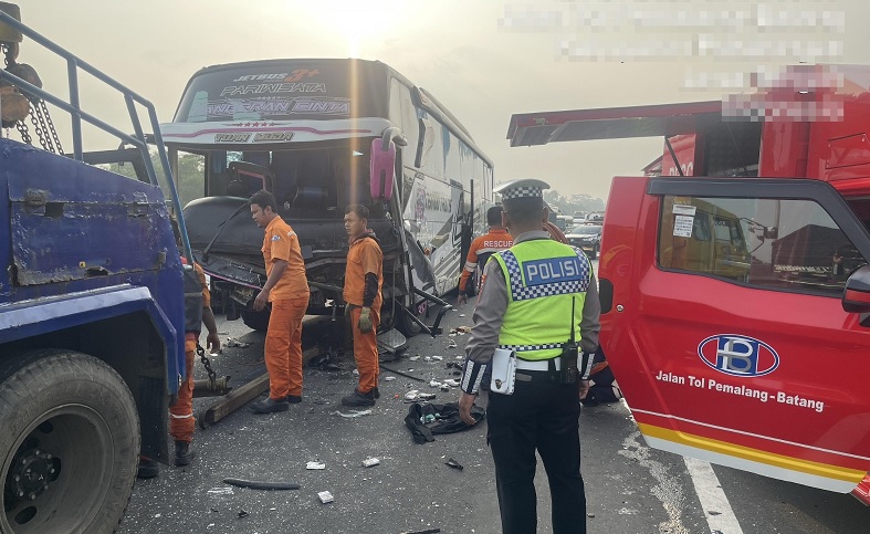 Adu Banteng Mobil vs Bus di Tol Pemalang-Batang KM 332, Satu Tewas