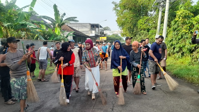 Ikut Bersih-Bersih Jalan, Bupati Kendal Siap Bentuk Tim Kajian Terkait Penutupan Stockpile di Weleri