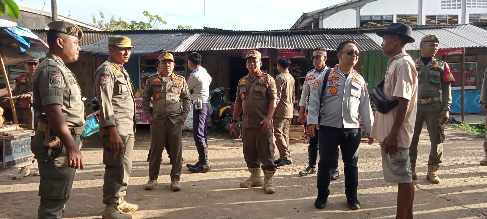 Sat Pol PP Dan Dishub Mesuji Tertibkan Pedagang Yang Parkir Dibahu Jalan
