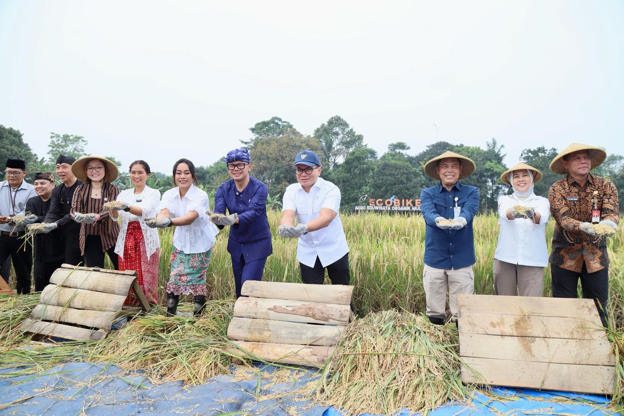Wamendagri Bima Arya Tekankan Kemandirian dan Ketahanan Pangan dalam Panen Raya di Bogor