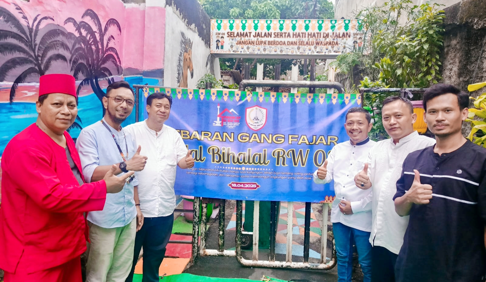 Berfoto Bersama di Acara HBH Lebaran Gang Fajar 
