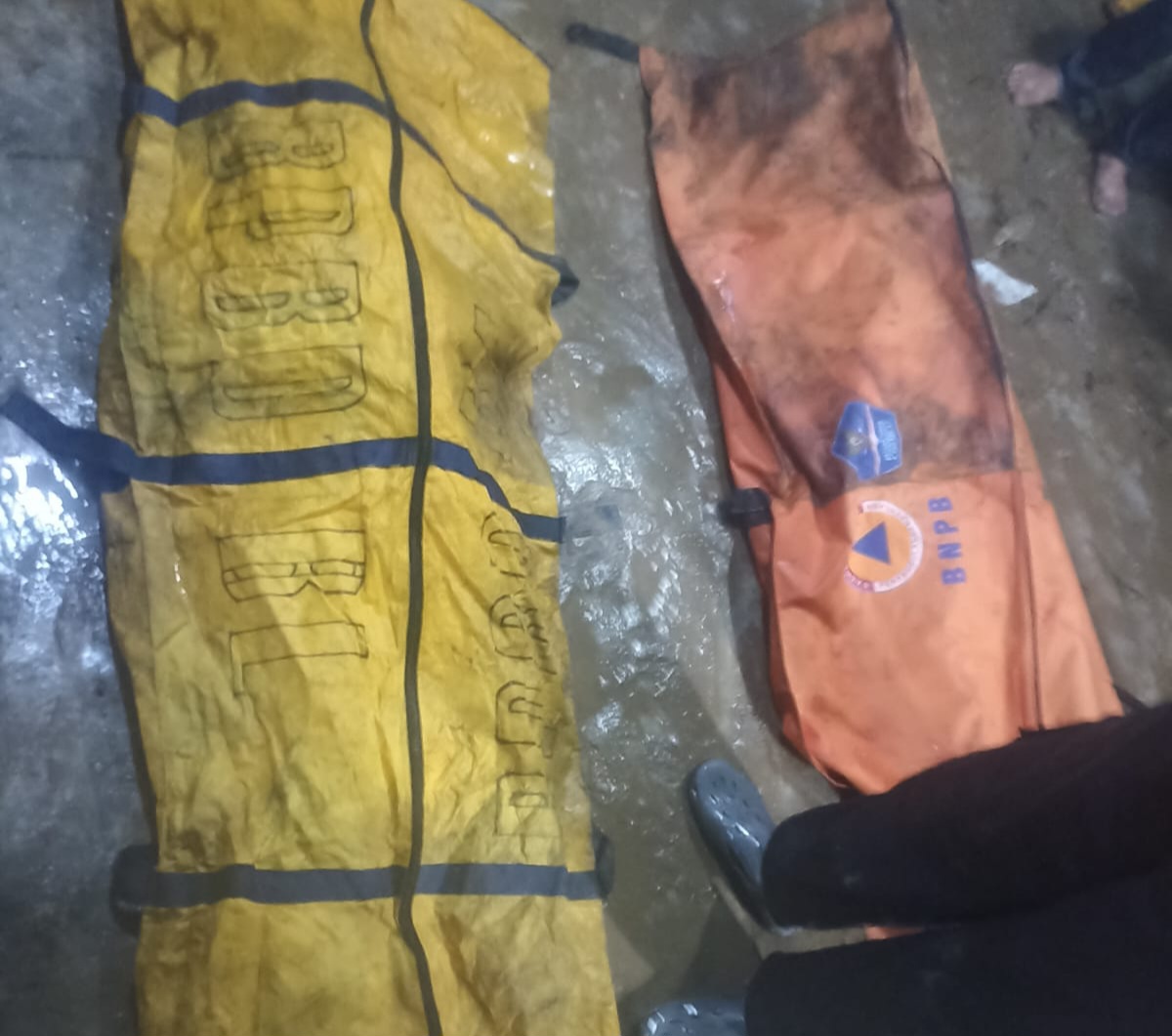 Tim BPBD Kota Bandarlampung evakuasi 2 laki korban terseret arus banjir serta satu wanita korban ter