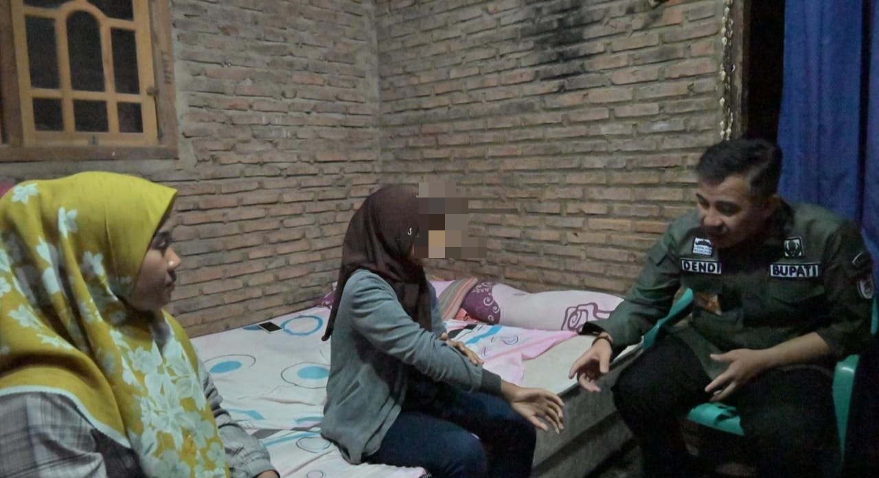 Bupati Dendi Kunjungi Korban Bullying Viral di Medsos