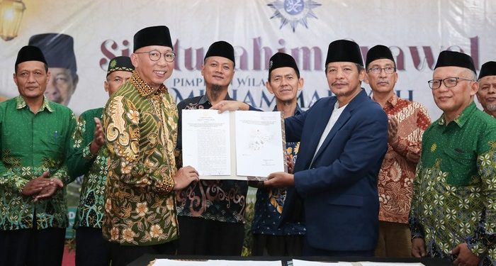 Gubernur Mirza Hadiri Silaturahmi Syawal 1446 H PW Muhammadiyah Lampung Sekaligus Menyerahkan secara Sembolis Hibah Tanah di Kawasan Pusat Pemerintahan Kota Baru