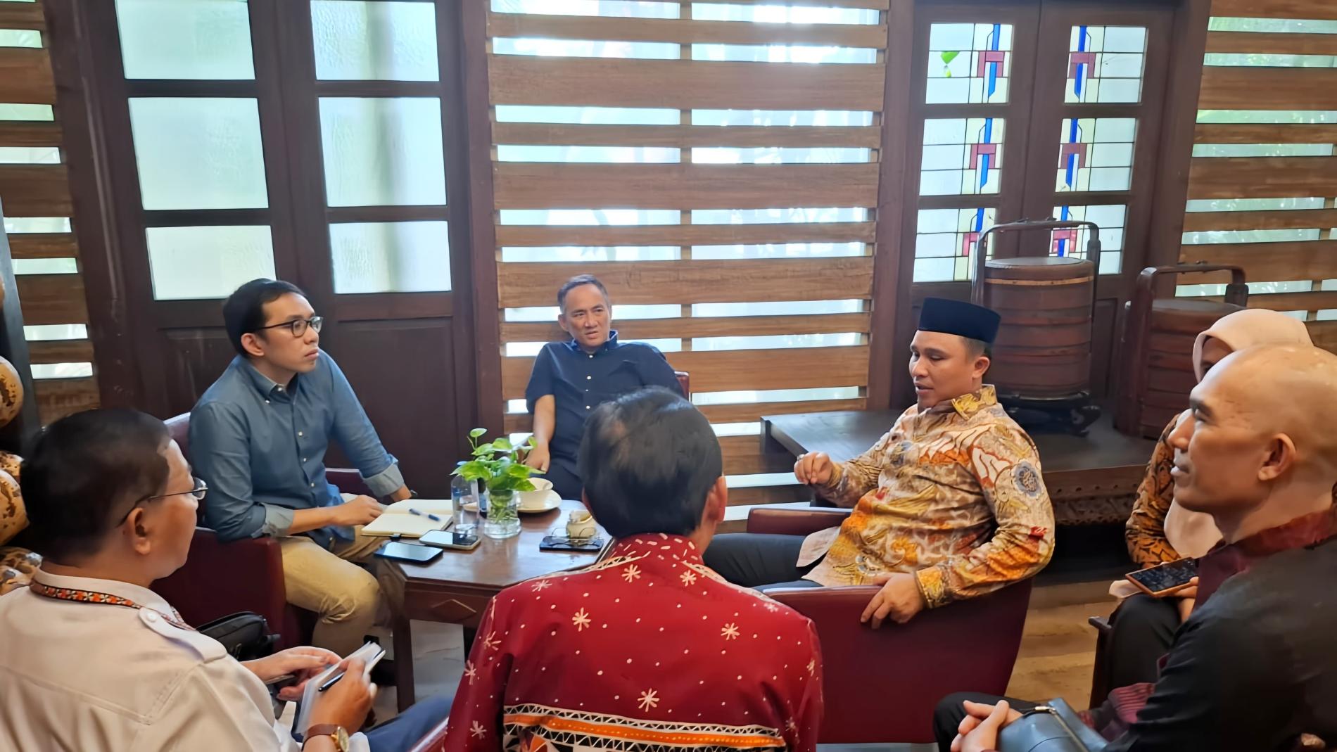 Komitmen Peningkatan Pembangunan dan Kemajuan di Suoh dan BNS, Parosil Temui Komisaris PLN di Jakarta