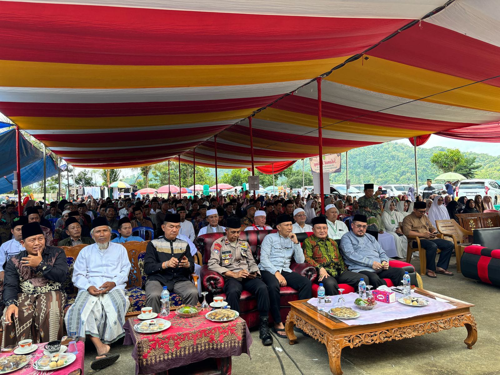 Wabup Lambar Hadiri Pengajian Akbar dan Zikir Manakib di Ponpes Daruth Tholibin: Apresiasi Peran Pesantren Cetak Generasi Qurani dan Tangguh Hadapi Tantangan Zaman