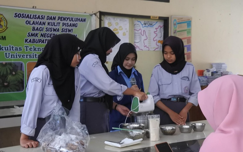 Tim PkM USM Sosialisasi Pemanfaatan Olahan Kulit Pisang Kepok di SMKN 1 Bawen
