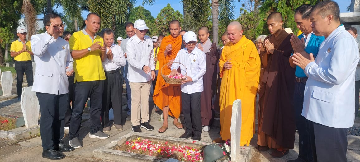 Umat Buddha Bersihkan dan Tabur Bunga di Taman Makam Pahlawan
