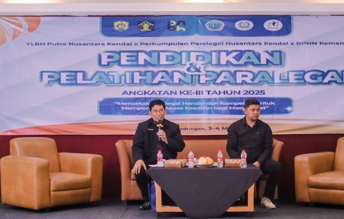 Dr Kukuh Beri Bekal kepada Calon Paralegal di Bandungan