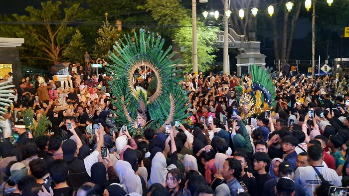 Semarak Semarang Night Carnival yang menyedot perhatian warga Kota Semarang. Wali Kota Agustina Wilu