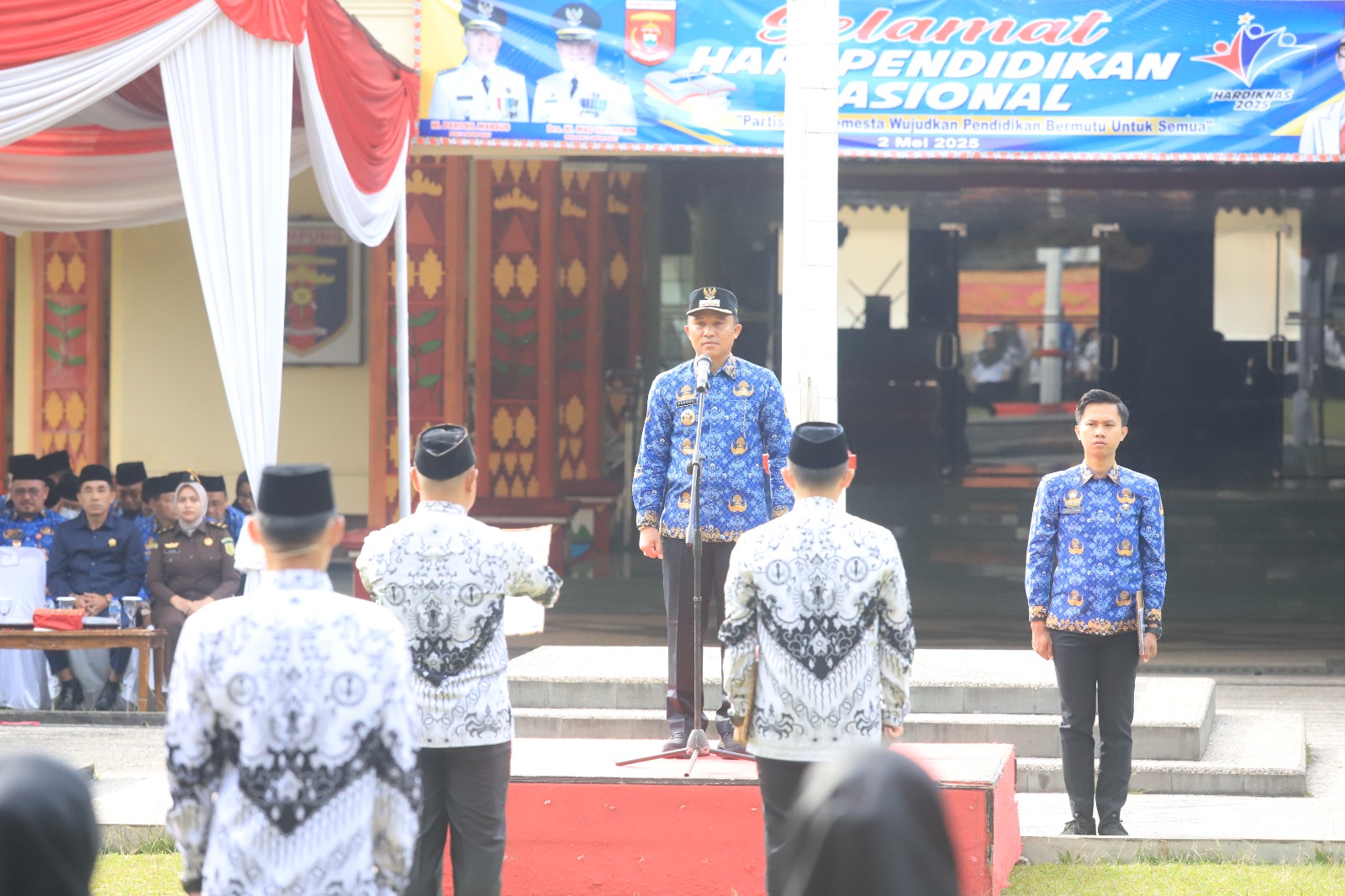 Pimpin Upacara Hardiknas Parosil  Berikan Sangsi Kepada Lima Kepala Sekolah Indisipliner