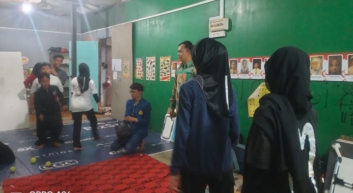 Tim PkM USM Beri Pelatihan Olahraga Bola Kecil ke Siswa SIKL