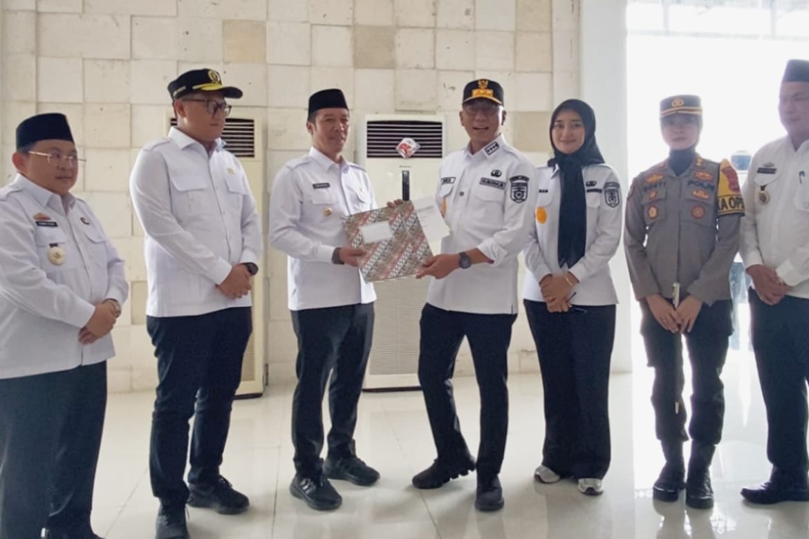 Gubernur Mirza Terima Hibah Lahan dari Pemkab Pesibar untuk Kantor Samsat