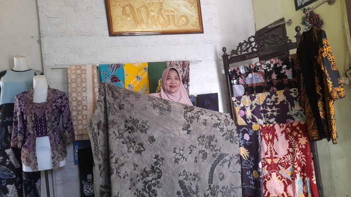 Widji Sulap Lumpur Sawah jadi Pewarna Alami Batik Motif Kendal