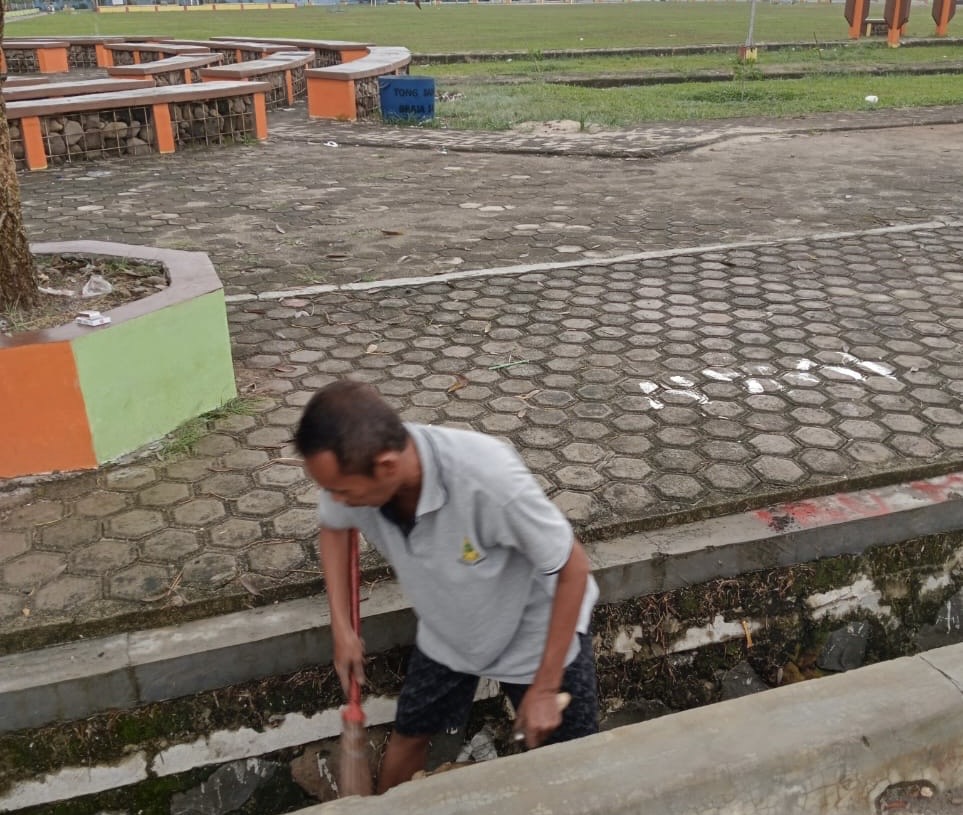 Tukang Bersih Lapangan Sepak Bola Itu, Ternyata Kepala KUA Kecamatan