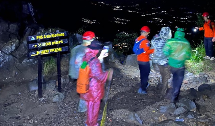 Basarnas Evakuasi Pendaki yang Terluka di Gunung Sindoro